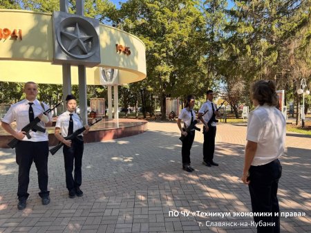 Есть пост у Вечного огня, стоит солдат покой храня…