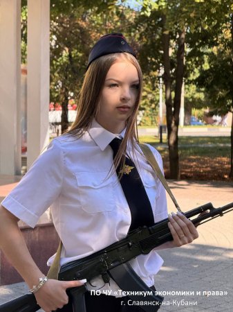 Есть пост у Вечного огня, стоит солдат покой храня…